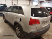 ✅ 2011 Kia Sorento LX • VIN: 5XYKT4A1XBG043952 • Lot: 43626544. Wystawiony na IAAI z przebiegiem 264 721 mil. Bezpłatny archiwum sprzedaży aukcyjnych z USA i szczegółowy raport historii pojazdu na DreamBid. Zdjęcie 3.