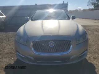 ✅ 2014 Jaguar XJ Portfolio • VIN: SAJWJ2GD9E8V63487 • Lot: 92242905. Wystawiony na Copart z przebiegiem Nie podano. Bezpłatny archiwum sprzedaży aukcyjnych z USA i szczegółowy raport historii pojazdu na DreamBid. Zdjęcie 5.