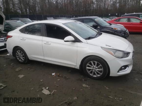 2019 Hyundai Accent SE z VIN 3KPC24A34KE088200, wystawiony jako Copart lot #79451553 z przebiegiem 98 641 mil mil oraz . Historia ofert i sprzedaży dostępna na DreamBid. Obrazek 4.