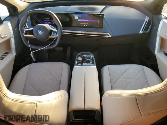 ✅ 2024 BMW iX xDrive50 • VIN: WB523CF01RCP16874 • Lot: 80302005. Wystawiony na Copart z przebiegiem 17 932 mil. Bezpłatny archiwum sprzedaży aukcyjnych z USA i szczegółowy raport historii pojazdu na DreamBid. Zdjęcie 8.