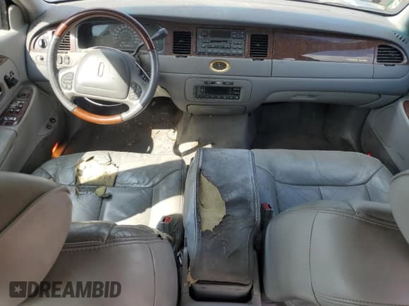 ✅ 2001 Lincoln Town Car Cartier • VIN: 1LNHM83W81Y703592 • Лот: 51316125. Опубликован ранее на Copart с пробегом 76 094 миль. Бесплатный доступ к архиву аукционных продаж из США и подробный отчёт об истории автомобиля на DreamBid. Изображение 8.