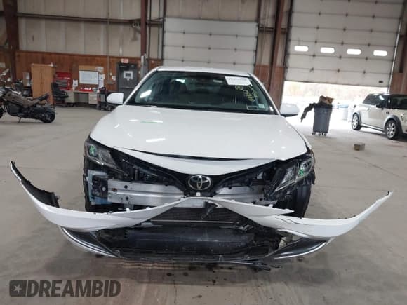 ✅ 2022 Toyota Camry LE • VIN: 4T1C11BK8NU050915 • Lot: 43459428. Wystawiony na IAAI z przebiegiem 64 465 mil. Bezpłatny archiwum sprzedaży aukcyjnych z USA i szczegółowy raport historii pojazdu na DreamBid. Zdjęcie 6.