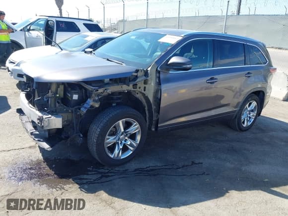 ✅ 2015 Toyota Highlander Limited • VIN: 5TDDKRFH0FS122165 • Lot: 43090012. Listed on IAAI with 108,302 mi. Free auction sales archive from the USA and detailed vehicle history report at DreamBid. Image 2.