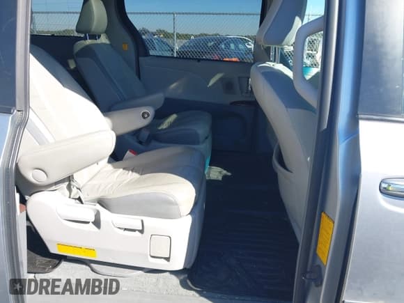 ✅ 2012 Toyota Sienna XLE • VIN: 5TDDK3DC7CS033404 • Lot: 43582126. Listed on IAAI with 139,373 mi. Free auction sales archive from the USA and detailed vehicle history report at DreamBid. Image 8.