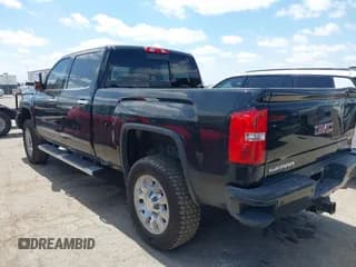✅ 2016 GMC Sierra 2500HD Denali • VIN: 1GT12UE82GF267605 • Lot: 43109555. Wystawiony na IAAI z przebiegiem 242 681 mil. Bezpłatny archiwum sprzedaży aukcyjnych z USA i szczegółowy raport historii pojazdu na DreamBid. Zdjęcie 3.