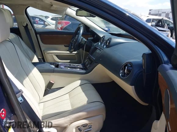 ✅ 2010 Jaguar XJ Supercharged • VIN: SAJWA1GE4AMV00124 • Lot: 43334610. Listed on IAAI with 191,012 mi. Free auction sales archive from the USA and detailed vehicle history report at DreamBid. Image 5.