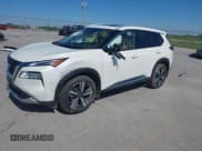 ✅ 2023 Nissan Rogue Platinum • VIN: JN8BT3DD7PW311192 • Lot: 42151046. Wystawiony na IAAI z przebiegiem 24 762 mil. Bezpłatny archiwum sprzedaży aukcyjnych z USA i szczegółowy raport historii pojazdu na DreamBid. Zdjęcie 2.