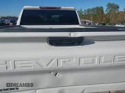 ✅ 2023 Chevrolet Silverado 1500 Work Truck • VIN: 1GCRDAED8PZ142227 • Lot: 43235296. Wystawiony na IAAI z przebiegiem 20 029 mil. Bezpłatny archiwum sprzedaży aukcyjnych z USA i szczegółowy raport historii pojazdu na DreamBid. Zdjęcie 19.