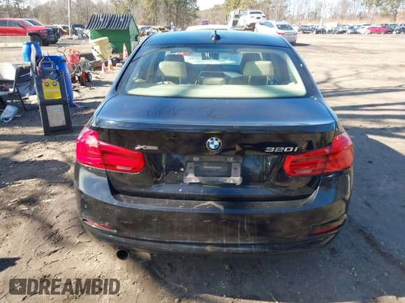 ✅ 2016 BMW 3 Series 320i xDrive • VIN: WBA8E5G5XGNT94622 • Lot: 41580890. Listed on IAAI with 124,086 mi. Free auction sales archive from the USA and detailed vehicle history report at DreamBid. Image 16.