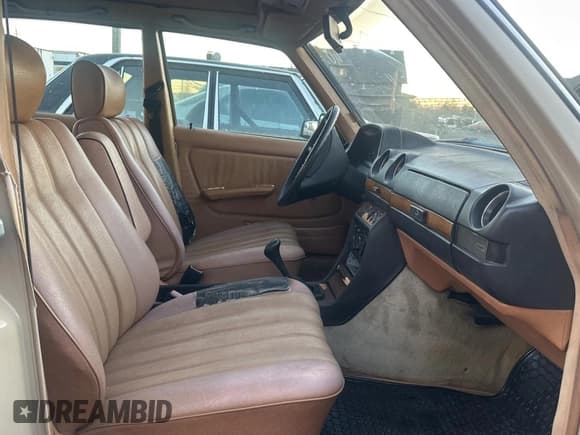 ✅ 1983 Mercedes-Benz 240 • VIN: WDBAB23A3DB410332 • Lot: 43086685. Wystawiony na Copart z przebiegiem 276 894 mil. Bezpłatny archiwum sprzedaży aukcyjnych z USA i szczegółowy raport historii pojazdu na DreamBid. Zdjęcie 5.