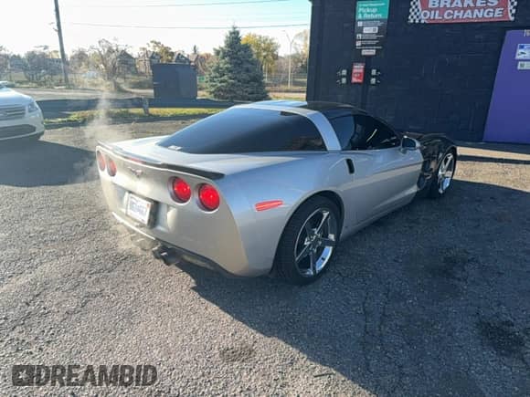 2007 Chevrolet Corvette z VIN 1G1YY26U475107303, wystawiony jako Copart lot #91563725 z przebiegiem Nie podano mil oraz Czysty tytuł • Clean title. Historia ofert i sprzedaży dostępna na DreamBid. Obrazek 4.
