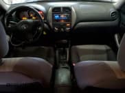 ✅ 2005 Toyota RAV4 • VIN: JTEGD20V750049709 • Lot: 91609215. Wystawiony na Copart z przebiegiem 215 576 mil. Bezpłatny archiwum sprzedaży aukcyjnych z USA i szczegółowy raport historii pojazdu na DreamBid. Zdjęcie 8.