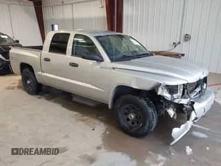 ✅ 2008 Dodge Dakota SLT • VIN: 1D7HW48N18S562245 • Lot: 40939208. Wystawiony na IAAI z przebiegiem 230 571 mil mil. Skorzystaj z bezpłatnego archiwum sprzedaży aukcyjnych z USA i zobacz szczegółowy raport historii pojazdu na DreamBid. Zdjęcie 1.