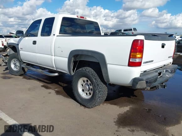 ✅ 2001 Chevrolet Silverado 2500HD LS • VIN: 1GCHK29G11E271582 • Lot: 43714987. Wystawiony na IAAI z przebiegiem 211 836 mil. Bezpłatny archiwum sprzedaży aukcyjnych z USA i szczegółowy raport historii pojazdu na DreamBid. Zdjęcie 3.