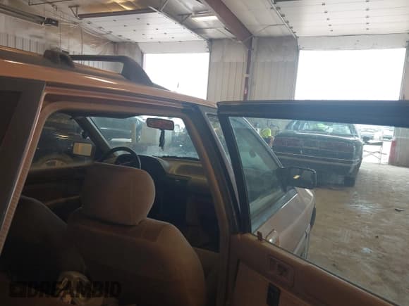 ✅ 1994 Ford Escort • VIN: 1FARP15J3RW212935 • Lot: 42595461. Listed on IAAI with 90,056 mi. Free auction sales archive from the USA and detailed vehicle history report at DreamBid. Image 8.