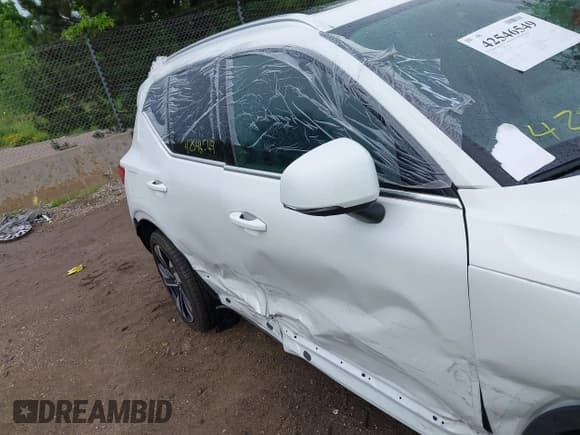 ✅ 2024 Volvo XC40 Ultimate Bright Theme • VIN: YV4L12UF8R2265543 • Lot: 42546549. Wystawiony na IAAI z przebiegiem Nie podano. Bezpłatny archiwum sprzedaży aukcyjnych z USA i szczegółowy raport historii pojazdu na DreamBid. Zdjęcie 18.