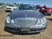 ✅ 2005 Mercedes-Benz E 500 • VIN: WDBUF83J55X184805 • Lot: 68576605. Wystawiony na Copart z przebiegiem 142 834 mil. Bezpłatny archiwum sprzedaży aukcyjnych z USA i szczegółowy raport historii pojazdu na DreamBid. Zdjęcie 5.