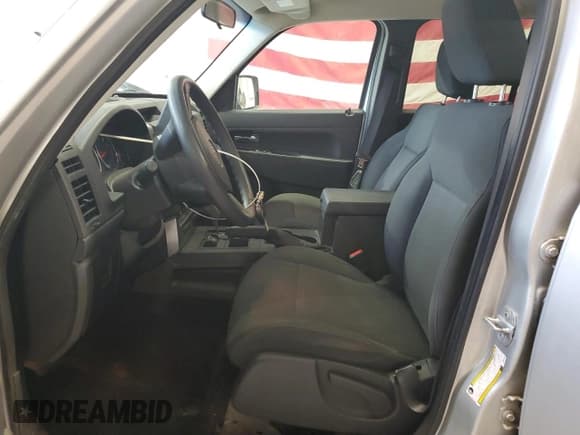 ✅ 2009 Jeep Liberty Rocky Mountain • VIN: 1J8GN28K49W544974 • Lot: 82368855. Wystawiony na Copart z przebiegiem 166 073 mil. Bezpłatny archiwum sprzedaży aukcyjnych z USA i szczegółowy raport historii pojazdu na DreamBid. Zdjęcie 7.