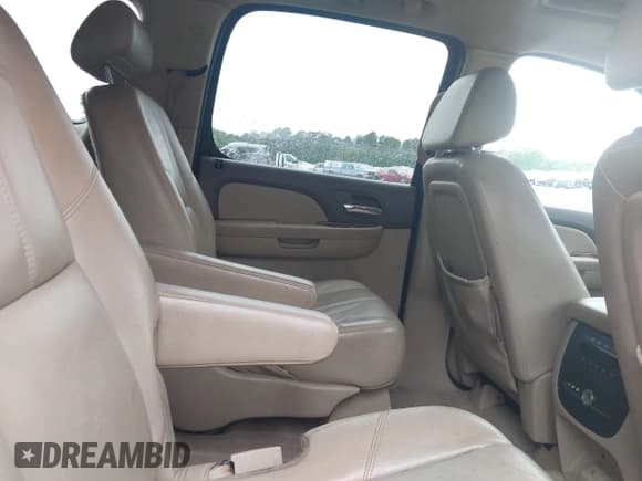 ✅ 2008 GMC Yukon XL SLT 4SB • VIN: 1GKFC160X8R269083 • Lot: 42093992. Listed on IAAI with 303,131 mi. Free auction sales archive from the USA and detailed vehicle history report at DreamBid. Image 8.