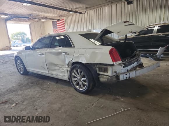 ✅ 2018 Chrysler 300 Touring • VIN: 2C3CCARG1JH292236 • Lot: 90951245. Listed on Copart with 106,477 mi. Free auction sales archive from the USA and detailed vehicle history report at DreamBid. Image 2.