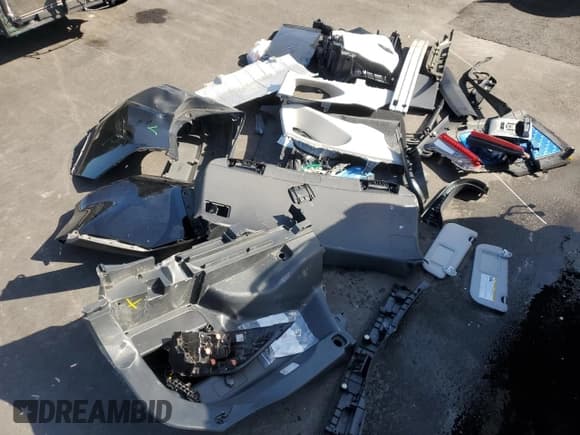 ✅ 2019 Toyota RAV4 XLE • VIN: JTMW1RFV2KD010068 • Lot: 91231345. Listed on Copart with 93,675 mi. Free auction sales archive from the USA and detailed vehicle history report at DreamBid. Image 13.