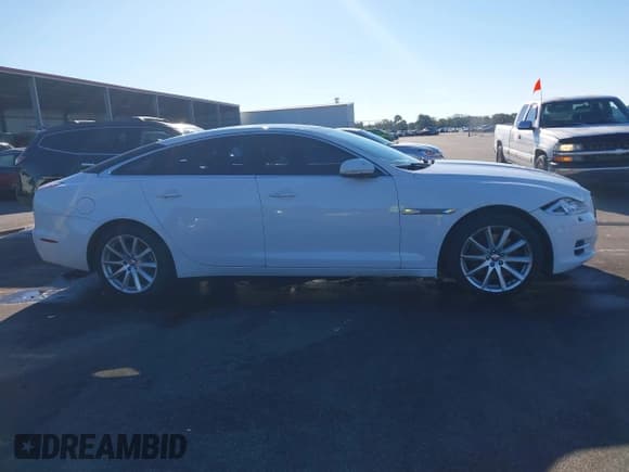 ✅ 2014 Jaguar XJ • VIN: SAJWA1CZ1E8V72082 • Лот: 43448896. Опубликован ранее на IAAI с пробегом 171 152 миль. Бесплатный доступ к архиву аукционных продаж из США и подробный отчёт об истории автомобиля на DreamBid. Изображение 13.