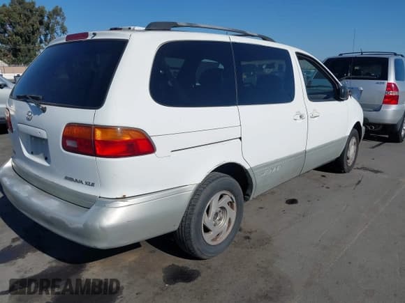 ✅ 1998 Toyota Sienna LE • VIN: 4T3ZF13C9WU018809 • Lot: 43253206. Wystawiony na IAAI z przebiegiem 448 736 mil. Bezpłatny archiwum sprzedaży aukcyjnych z USA i szczegółowy raport historii pojazdu na DreamBid. Zdjęcie 4.