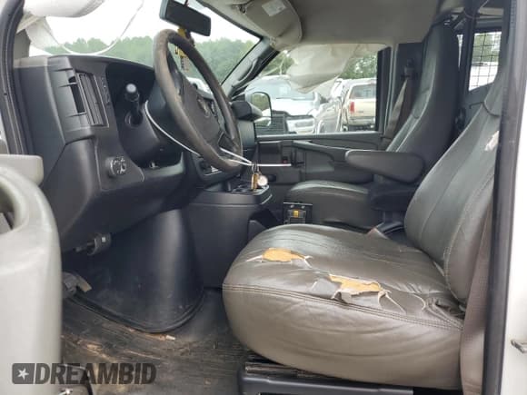 ✅ 2013 Chevrolet Express Cargo • VIN: 1GCSGAFX2D1176837 • Lot: 82147165. Wystawiony na Copart z przebiegiem 284 182 mil. Bezpłatny archiwum sprzedaży aukcyjnych z USA i szczegółowy raport historii pojazdu na DreamBid. Zdjęcie 7.