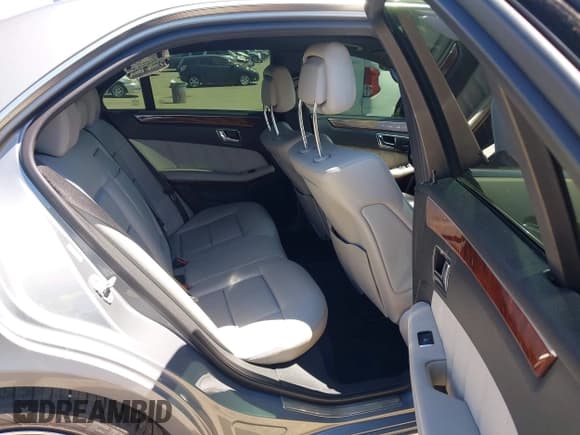 ✅ 2011 Mercedes-Benz E 350 Luxury • VIN: WDDHF5GB8BA504594 • Lot: 43169538. Wystawiony na IAAI z przebiegiem 171 925 mil. Bezpłatny archiwum sprzedaży aukcyjnych z USA i szczegółowy raport historii pojazdu na DreamBid. Zdjęcie 8.