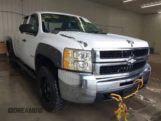 2009 Chevrolet Silverado 2500HD z VIN 1GCHK49699E105437, wystawiony jako IAAI lot #41264462 z przebiegiem 306 561 mil mil oraz . Historia ofert i sprzedaży dostępna na DreamBid. Obrazek 1.