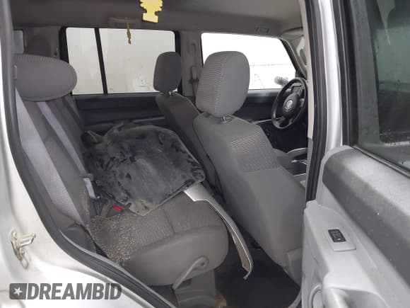 ✅ 2006 Jeep Commander • VIN: 1J8HG48K66C124642 • Lot: 42734702. Wystawiony na IAAI z przebiegiem 207 366 mil. Bezpłatny archiwum sprzedaży aukcyjnych z USA i szczegółowy raport historii pojazdu na DreamBid. Zdjęcie 8.