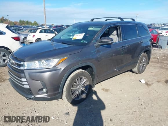 ✅ 2017 Toyota Highlander XLE • VIN: 5TDJZRFH4HS426150 • Lot: 43470923. Wystawiony na IAAI z przebiegiem 105 559 mil. Bezpłatny archiwum sprzedaży aukcyjnych z USA i szczegółowy raport historii pojazdu na DreamBid. Zdjęcie 17.