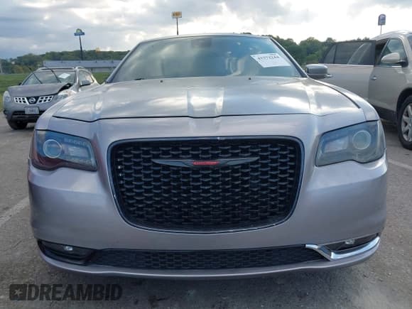 ✅ 2018 Chrysler 300 S • VIN: 2C3CCABG2JH261877 • Lot: 43372244. Listed on IAAI with 70,104 mi. Free auction sales archive from the USA and detailed vehicle history report at DreamBid. Image 12.