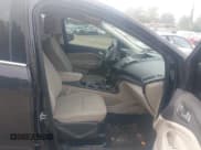 ✅ 2017 Ford Escape SE • VIN: 1FMCU9GD3HUA35646 • Lot: 43285904. Wystawiony na IAAI z przebiegiem Nie podano. Bezpłatny archiwum sprzedaży aukcyjnych z USA i szczegółowy raport historii pojazdu na DreamBid. Zdjęcie 5.