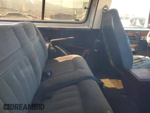 1987 Chevrolet Blazer z VIN 1GNEV18K7HF180306, wystawiony jako Copart lot #80914465 z przebiegiem 455 897 mil mil oraz Nie do naprawy • Non repairable. Historia ofert i sprzedaży dostępna na DreamBid. Obrazek 11.