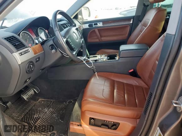 ✅ 2008 Volkswagen Touareg • VIN: WVGCB77L88D001770 • Lot: 61670795. Listed on Copart with 124,731 mi. Free auction sales archive from the USA and detailed vehicle history report at DreamBid. Image 7.