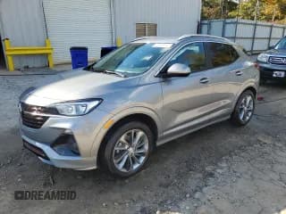 ✅ 2023 Buick Encore GX Select • VIN: KL4MMDS29PB105950 • Lot: 89631035. Wystawiony na Copart z przebiegiem 21 969 mil. Bezpłatny archiwum sprzedaży aukcyjnych z USA i szczegółowy raport historii pojazdu na DreamBid. Zdjęcie 1.