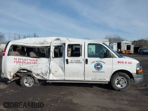 2015 Chevrolet Express Passenger LT z VIN 1GAZG1FGXF1172030, wystawiony jako IAAI lot #41510865 z przebiegiem 297 473 mil mil oraz . Historia ofert i sprzedaży dostępna na DreamBid. Obrazek 13.