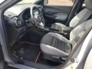 ✅ 2021 Nissan Kicks SR • VIN: 3N1CP5DV0ML477096 • Lot: 92873025. Wystawiony na Copart z przebiegiem 51 493 mil. Bezpłatny archiwum sprzedaży aukcyjnych z USA i szczegółowy raport historii pojazdu na DreamBid. Zdjęcie 7.