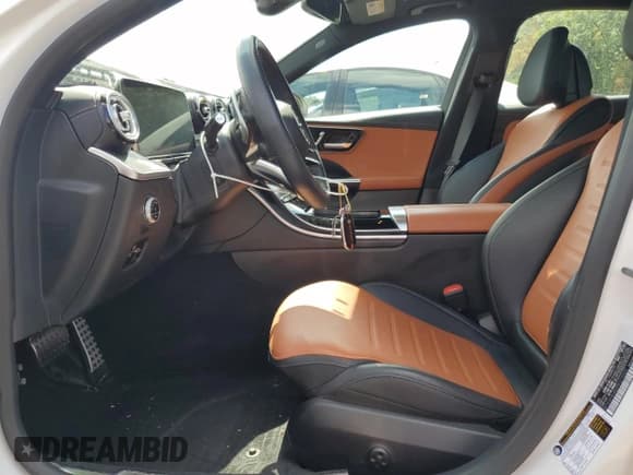 ✅ 2023 Mercedes-Benz C 43 AMG • VIN: W1KAF8HBXPR074559 • Lot: 70691195. Wystawiony na Copart z przebiegiem 20 669 mil. Bezpłatny archiwum sprzedaży aukcyjnych z USA i szczegółowy raport historii pojazdu na DreamBid. Zdjęcie 7.