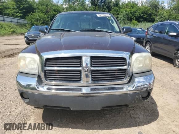 2005 Dodge Dakota SLT z VIN 1D7HW48K45S263060, wystawiony jako Copart lot #62115274 z przebiegiem 187 696 mil mil oraz Czysty tytuł • Clean title. Historia ofert i sprzedaży dostępna na DreamBid. Obrazek 5.