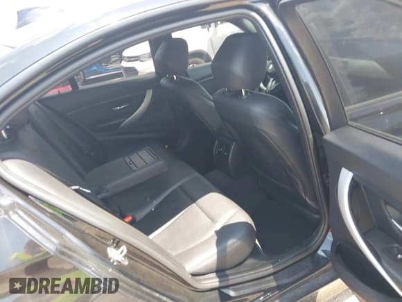 ✅ 2013 BMW 3 Series 320i xDrive • VIN: WBA3C3C50DF980052 • Lot: 42577081. Wystawiony na IAAI z przebiegiem 184 223 mil. Bezpłatny archiwum sprzedaży aukcyjnych z USA i szczegółowy raport historii pojazdu na DreamBid. Zdjęcie 8.