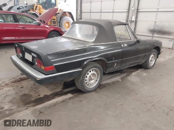 ✅ 1985 Alfa Romeo Spider Veloce • VIN: ZARBA5419F1023291 • Lot: 43771576. Wystawiony na IAAI z przebiegiem 99 760 mil. Bezpłatny archiwum sprzedaży aukcyjnych z USA i szczegółowy raport historii pojazdu na DreamBid. Zdjęcie 4.