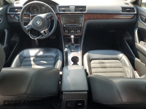 ✅ 2013 Volkswagen Passat SEL • VIN: 1VWCP7A31DC070294 • Лот: 69151635. Опубликован ранее на Copart с пробегом 144 576 миль. Бесплатный доступ к архиву аукционных продаж из США и подробный отчёт об истории автомобиля на DreamBid. Изображение 8.