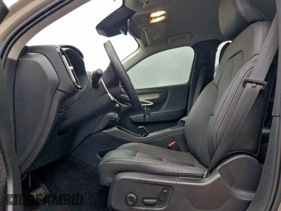 ✅ 2025 Volvo XC40 Core Bright Theme • VIN: YV4L12UJ1S2520527 • Lot: 93677025. Listed on Copart with 13,539 mi. Free auction sales archive from the USA and detailed vehicle history report at DreamBid. Image 7.