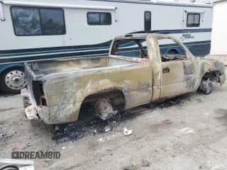 2003 Chevrolet Silverado 1500 LS z VIN 1GCEK14T43Z135461, wystawiony jako Copart lot #62999924 z przebiegiem Nie podano mil oraz Nie do naprawy • Non repairable. Historia ofert i sprzedaży dostępna na DreamBid. Obrazek 3.