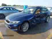 2023 BMW 3 Series 330i xDrive z VIN 3MW89FF00P8C96895, wystawiony jako IAAI lot #43223429 z przebiegiem 25 207 mil mil oraz . Historia ofert i sprzedaży dostępna na DreamBid. Obrazek 2.