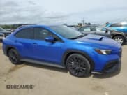 ✅ 2023 Subaru WRX Premium • VIN: JF1VBAF65P9824749 • Lot: 52210825. Wystawiony na Copart z przebiegiem 4 965 mil. Bezpłatny archiwum sprzedaży aukcyjnych z USA i szczegółowy raport historii pojazdu na DreamBid. Zdjęcie 4.