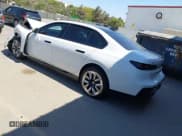 ✅ 2023 BMW i7 xDrive60 • VIN: WBY53EJ02PCN79282 • Lot: 42604904. Wystawiony na IAAI z przebiegiem 18 462 mil. Bezpłatny archiwum sprzedaży aukcyjnych z USA i szczegółowy raport historii pojazdu na DreamBid. Zdjęcie 3.