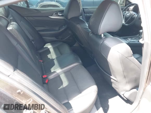 ✅ 2016 Nissan Maxima Platinum • VIN: 1N4AA6AP0GC902114 • Lot: 42548763. Wystawiony na IAAI z przebiegiem 142 637 mil. Bezpłatny archiwum sprzedaży aukcyjnych z USA i szczegółowy raport historii pojazdu na DreamBid. Zdjęcie 8.